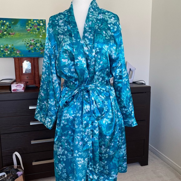 BRAND NEW SILK ROBE - Picture 2 of 7